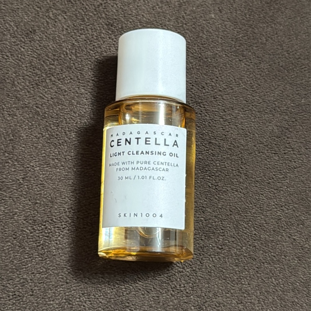3/$18 Madagascar Centella Light Cleansing Oil travel size - Picture 2 of 5